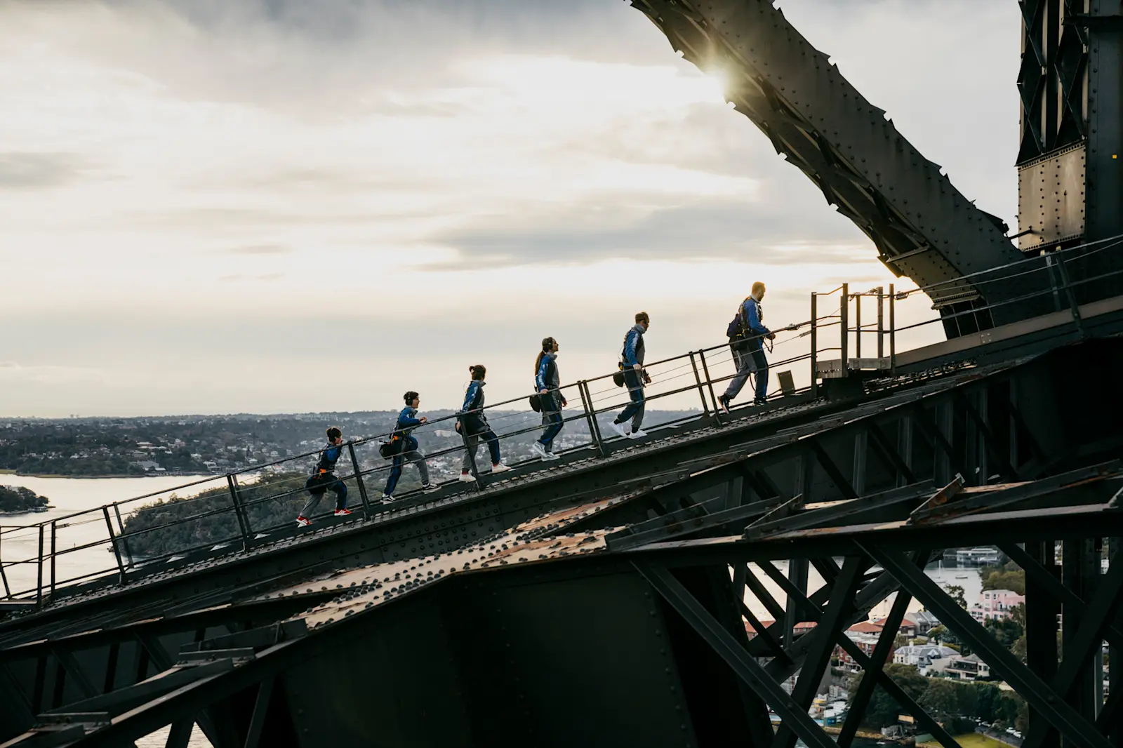 A family enjoying the Burrawa Indigenous Experience in Sydney/Warrane © Destination NSW 